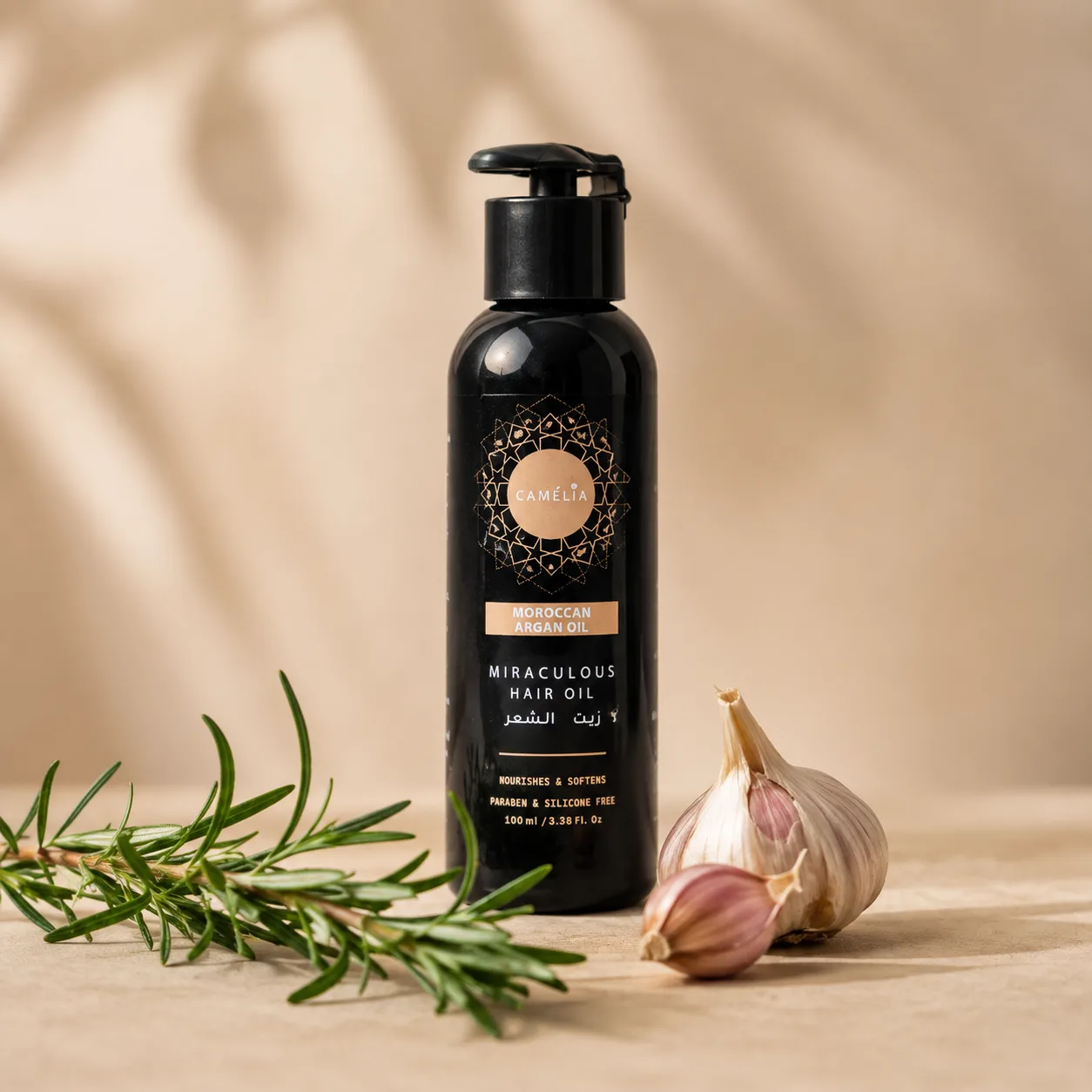 L'Huile Miraculeuse Camélia 100 ml, avec une branche de romarin et une gousse d'ail